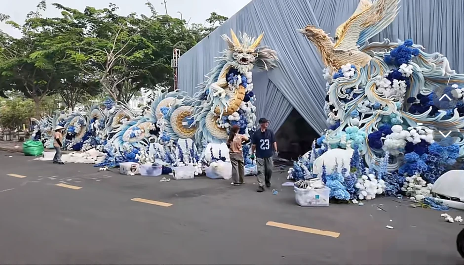 Thiếu gia tiệm vàng miền Tây cưới vợ: Chi vài trăm triệu dựng cổng cưới long - phụng dài 50m, bà con thi nhau đến check-in Thiếu gia tiệm vàng miền Tây cưới vợ: Chi vài trăm triệu dựng cổng cưới long - phụng dài 50m, bà con thi nhau đến check-in