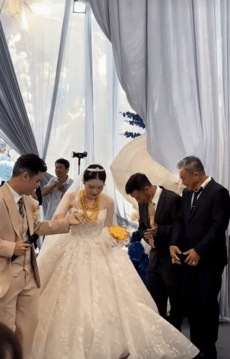 Thiếu gia tiệm vàng miền Tây cưới vợ: Chi vài trăm triệu dựng cổng cưới long - phụng dài 50m, bà con thi nhau đến check-in Thiếu gia tiệm vàng miền Tây cưới vợ: Chi vài trăm triệu dựng cổng cưới long - phụng dài 50m, bà con thi nhau đến check-in
