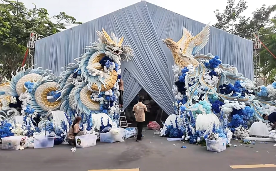 Thiếu gia tiệm vàng miền Tây cưới vợ: Chi vài trăm triệu dựng cổng cưới long - phụng dài 50m, bà con thi nhau đến check-in Thiếu gia tiệm vàng miền Tây cưới vợ: Chi vài trăm triệu dựng cổng cưới long - phụng dài 50m, bà con thi nhau đến check-in