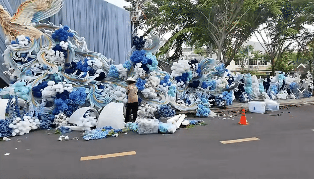 Thiếu gia tiệm vàng miền Tây cưới vợ: Chi vài trăm triệu dựng cổng cưới long - phụng dài 50m, bà con thi nhau đến check-in Thiếu gia tiệm vàng miền Tây cưới vợ: Chi vài trăm triệu dựng cổng cưới long - phụng dài 50m, bà con thi nhau đến check-in