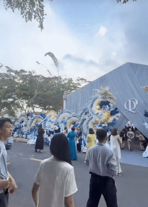 Thiếu gia tiệm vàng miền Tây cưới vợ: Chi vài trăm triệu dựng cổng cưới long - phụng dài 50m, bà con thi nhau đến check-in Thiếu gia tiệm vàng miền Tây cưới vợ: Chi vài trăm triệu dựng cổng cưới long - phụng dài 50m, bà con thi nhau đến check-in