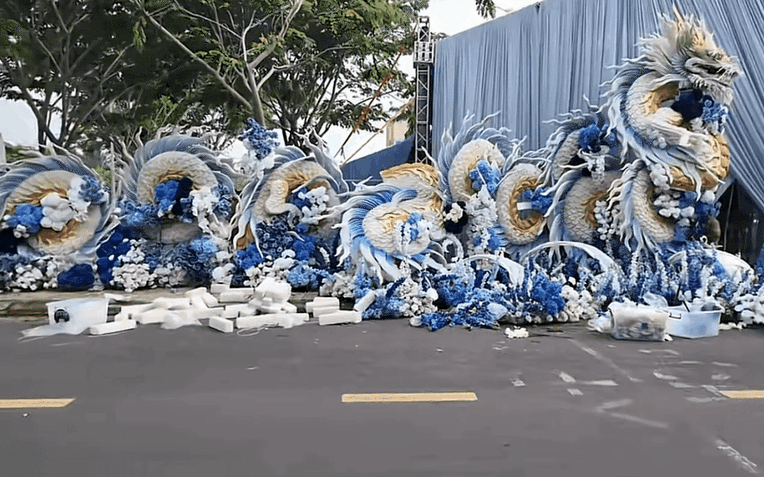 Thiếu gia tiệm vàng miền Tây cưới vợ: Chi vài trăm triệu dựng cổng cưới long - phụng dài 50m, bà con thi nhau đến check-in Thiếu gia tiệm vàng miền Tây cưới vợ: Chi vài trăm triệu dựng cổng cưới long - phụng dài 50m, bà con thi nhau đến check-in