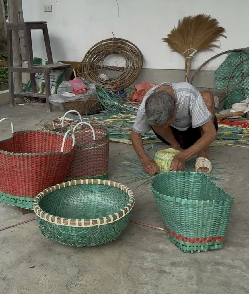 Thợ đan giỏ U.100 bỗng dưng nổi tiếng mạng xã hội Thợ đan giỏ U.100 bỗng dưng nổi tiếng mạng xã hội