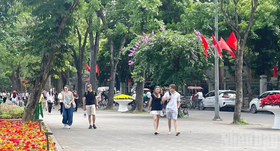 Thời tiết ngày 27/9: Bắc Bộ ngày nắng, Nam Bộ có mưa rào và dông