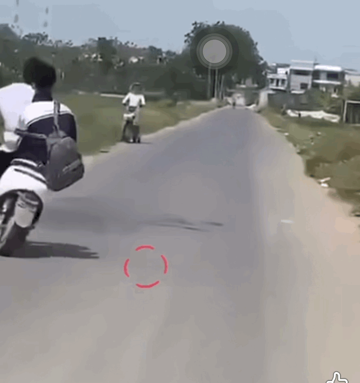 Thông tin mới vụ 2 nam sinh đánh võng, tông người phụ nữ ngã văng xuống đường ở Hà Nội Thông tin mới vụ 2 nam sinh đánh võng, tông người phụ nữ ngã văng xuống đường ở Hà Nội