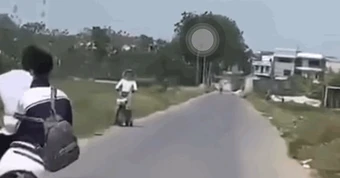 Thông tin mới vụ 2 nam sinh đánh võng, tông người phụ nữ ngã văng xuống đường ở Hà Nội