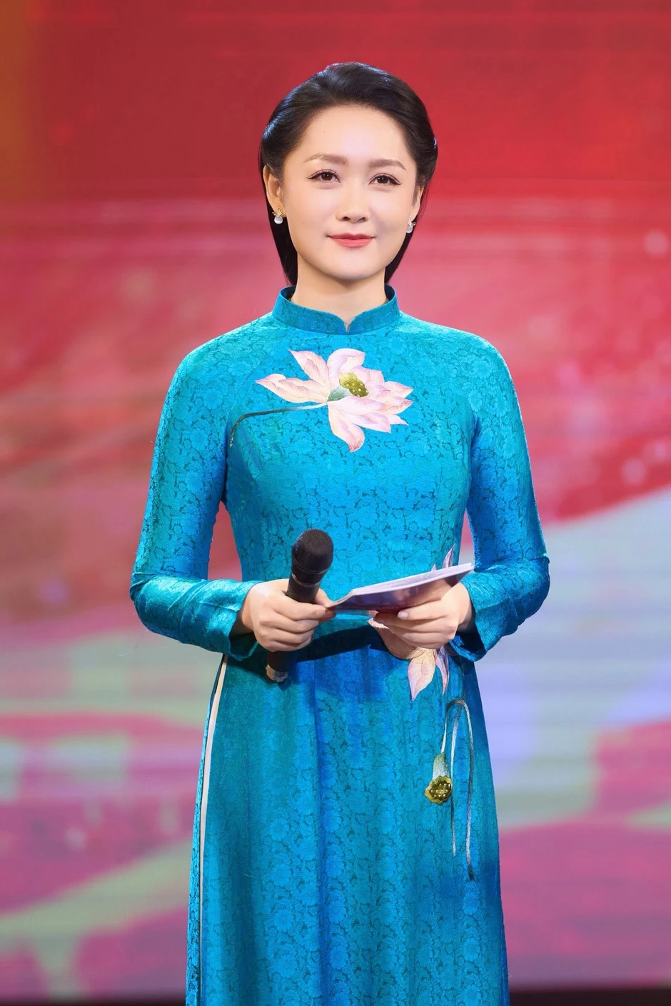 Thủ khoa SN 1988 từng là BTV trẻ nhất lên sóng Thời sự 19h