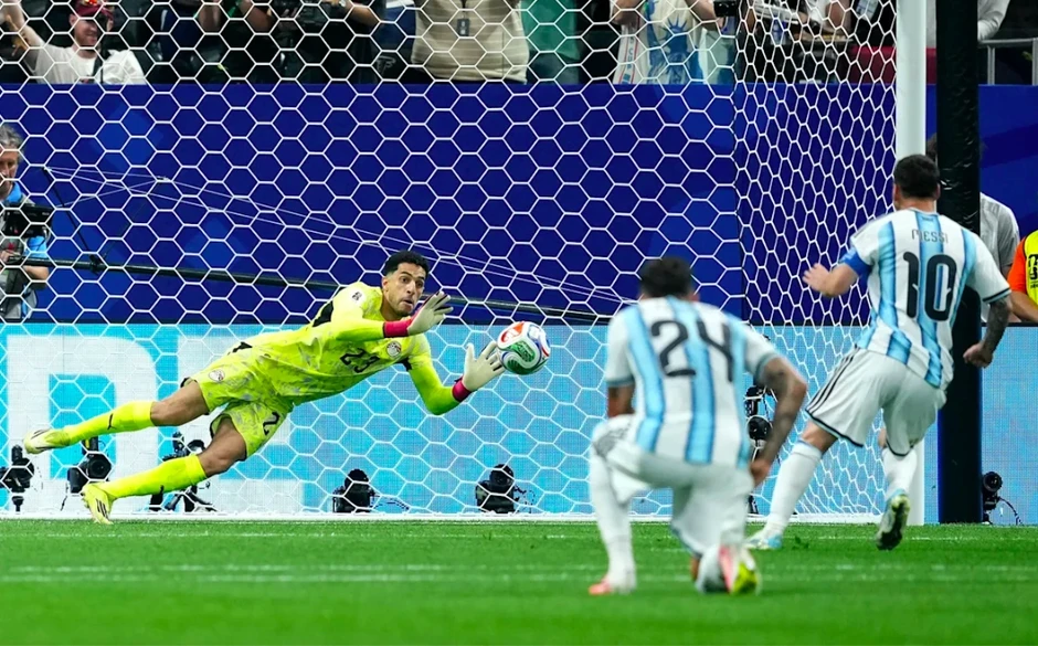 Thủ môn Ai Cập cản phá thành công cú sút phạt của Messi là ai? Thủ môn Ai Cập cản phá thành công cú sút phạt của Messi là ai?