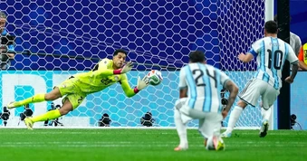 Thủ môn Ai Cập cản phá thành công cú sút phạt của Messi là ai?