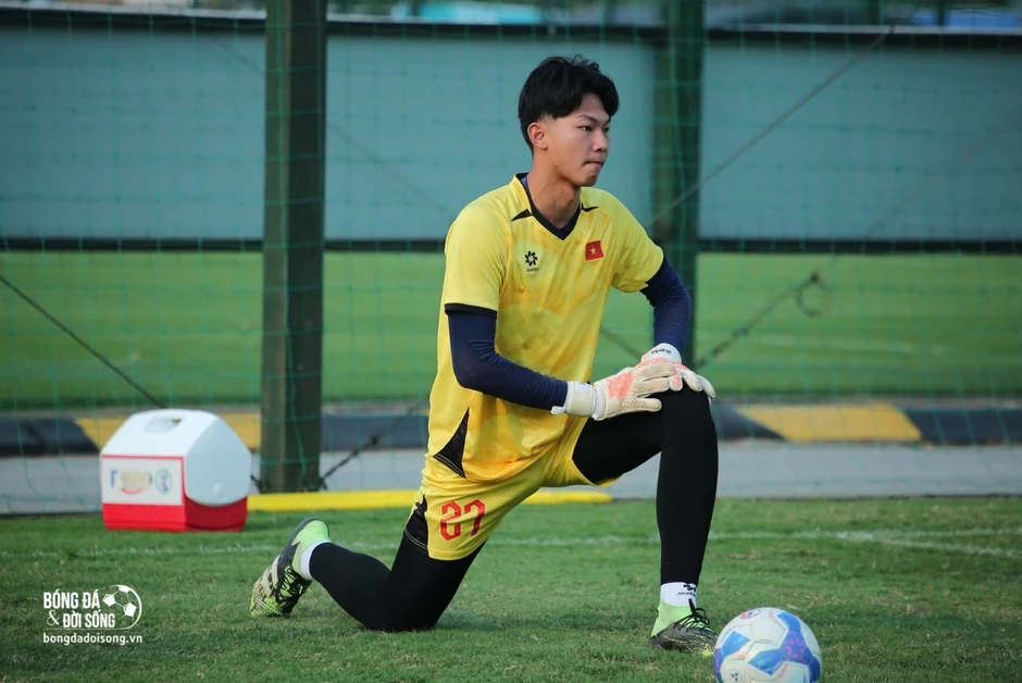 Thủ môn gần 2m U19 Việt Nam viral MXH, đi dạo phố vô tình gặp nàng thơ, "khi đi lẻ bóng, khi về có đôi" Thủ môn gần 2m U19 Việt Nam viral MXH, đi dạo phố vô tình gặp nàng thơ, "khi đi lẻ bóng, khi về có đôi"