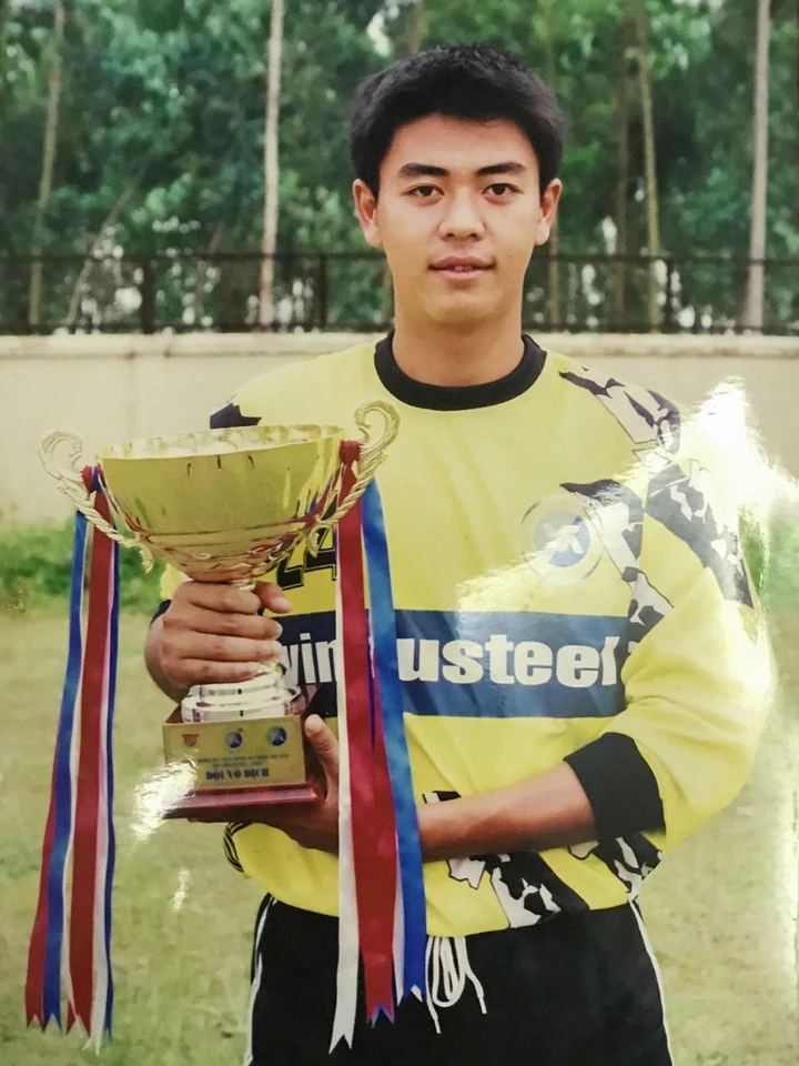 Thủ môn SN 1984 từng dẫn Chiếc Nón Kỳ Diệu: Lấy vợ kín tiếng, lên truyền hình chụp ảnh cưới với cả dàn mỹ nhân Thủ môn SN 1984 từng dẫn Chiếc Nón Kỳ Diệu: Lấy vợ kín tiếng, lên truyền hình chụp ảnh cưới với cả dàn mỹ nhân