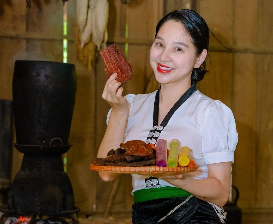 Thu nhập của cô gái Lào Cai bán thịt trâu gác bếp nổi tiếng Việt Nam, từng vỡ nợ, nhà trồng đào, trồng mai Thu nhập của cô gái Lào Cai bán thịt trâu gác bếp nổi tiếng Việt Nam, từng vỡ nợ, nhà trồng đào, trồng mai