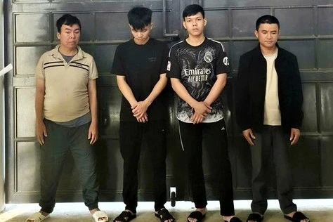 Thua bạc rồi cướp lại tiền, 8 đối tượng bị khởi tố Thua bạc rồi cướp lại tiền, 8 đối tượng bị khởi tố