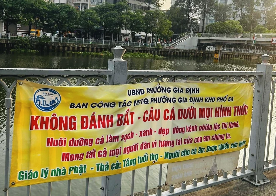 Thực hư băng rôn không câu cá ở kênh Nhiêu Lộc - Thị Nghè gây xôn xao Thực hư băng rôn không câu cá ở kênh Nhiêu Lộc - Thị Nghè gây xôn xao