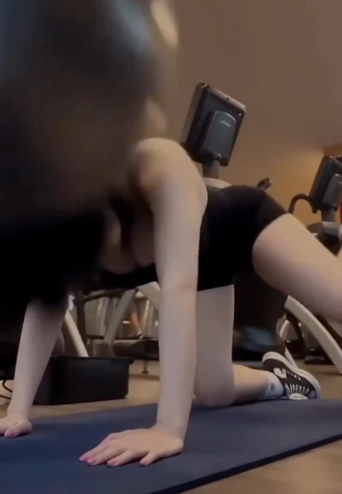 Thực hư clip cô gái tập gym bị ném bóng vào đầu vì sở thích quay phim Thực hư clip cô gái tập gym bị ném bóng vào đầu vì sở thích quay phim