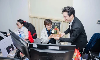 Thuê 'nam thần' tặng quà nhân viên dịp 8/3