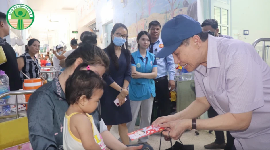 Tiệc sinh nhật khác lạ của “vua hàng hiệu” - tỷ phú Johnathan Hạnh Nguyễn trong bệnh viện Tiệc sinh nhật khác lạ của “vua hàng hiệu” - tỷ phú Johnathan Hạnh Nguyễn trong bệnh viện