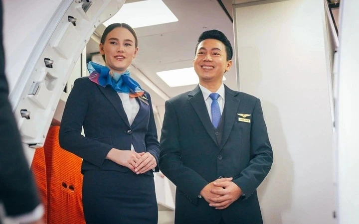 Tiếp viên hàng không đứng chào khách ở cửa máy bay còn có nhiệm vụ gì? Tiếp viên hàng không đứng chào khách ở cửa máy bay còn có nhiệm vụ gì?