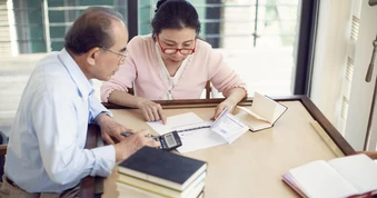 Tiết kiệm lương hưu 5 năm mới đủ tiền đưa vợ đi du lịch, đúng lúc này con trai lại quỳ xuống cầu xin bố mẹ đừng đi