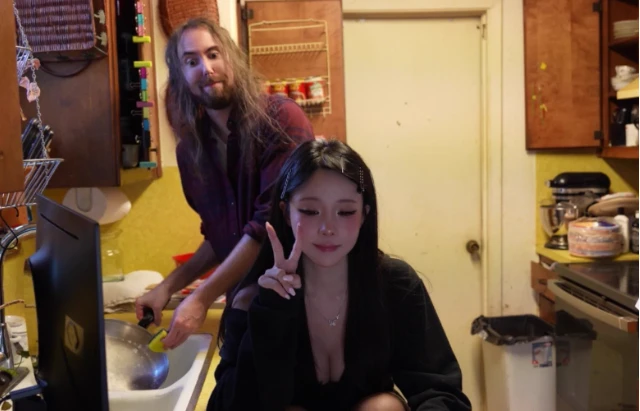 Tiết lộ một tháng chưa tắm, kỷ lục còn là 3 tháng, nam streamer khiến người xem “khóc thét”, vẫn có bạn gái gợi cảm như mơ Tiết lộ một tháng chưa tắm, kỷ lục còn là 3 tháng, nam streamer khiến người xem “khóc thét”, vẫn có bạn gái gợi cảm như mơ