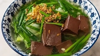 Tiết lợn cháy hàng ở Singapore