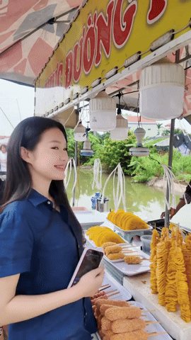 Tiểu thư Hà thành Doãn Hải My về quê chồng đi hội làng, ăn quà vặt, thái độ của mẹ Văn Hậu gây chú ý Tiểu thư Hà thành Doãn Hải My về quê chồng đi hội làng, ăn quà vặt, thái độ của mẹ Văn Hậu gây chú ý