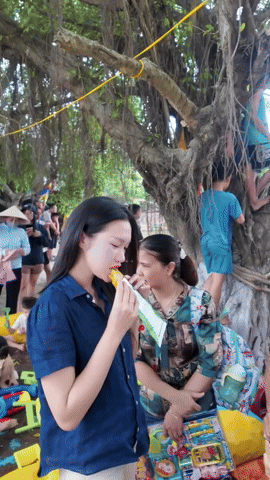 Tiểu thư Hà thành Doãn Hải My về quê chồng đi hội làng, ăn quà vặt, thái độ của mẹ Văn Hậu gây chú ý Tiểu thư Hà thành Doãn Hải My về quê chồng đi hội làng, ăn quà vặt, thái độ của mẹ Văn Hậu gây chú ý