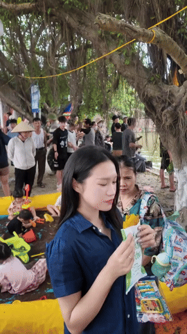Tiểu thư Hà thành Doãn Hải My về quê chồng đi hội làng, ăn quà vặt, thái độ của mẹ Văn Hậu gây chú ý Tiểu thư Hà thành Doãn Hải My về quê chồng đi hội làng, ăn quà vặt, thái độ của mẹ Văn Hậu gây chú ý