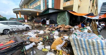 Tiểu thương chợ lớn nhất Nghệ An tất bật dọn bùn sau lụt
