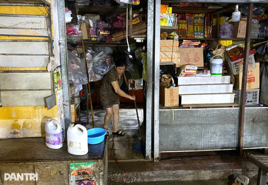 Tiểu thương chợ lớn nhất Nghệ An tất bật dọn bùn sau lụt Tiểu thương chợ lớn nhất Nghệ An tất bật dọn bùn sau lụt
