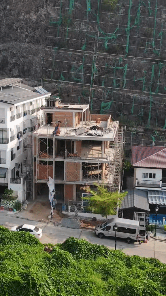TikToker 23 tuổi khoe xây nhà trên mảnh đất 400m2 hướng mặt ra biển, mới nhìn phần thô netizen khẳng định: Đây là villa chứ nhà gì! TikToker 23 tuổi khoe xây nhà trên mảnh đất 400m2 hướng mặt ra biển, mới nhìn phần thô netizen khẳng định: Đây là villa chứ nhà gì!