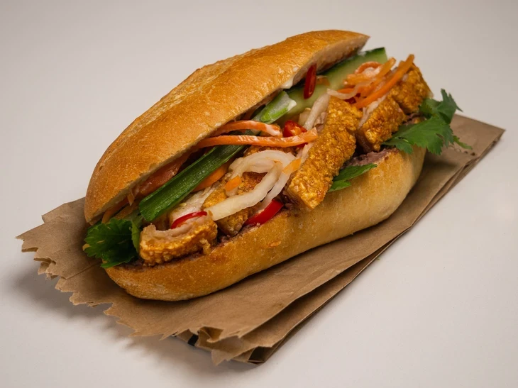 TikToker 3,1 triệu follow xin lỗi vì nói 'bánh mì chỉ đói khát, khổ cực mới ăn'