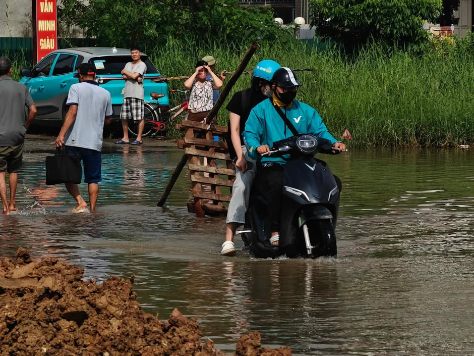 Tìm kiếm nam sinh mất tích Hà Nội sau trận mưa lớn khiến Nhiều khu vực ngập nước Tìm kiếm nam sinh mất tích Hà Nội sau trận mưa lớn khiến Nhiều khu vực ngập nước