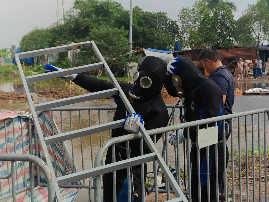 Tìm kiếm nam sinh mất tích Hà Nội sau trận mưa lớn khiến Nhiều khu vực ngập nước Tìm kiếm nam sinh mất tích Hà Nội sau trận mưa lớn khiến Nhiều khu vực ngập nước