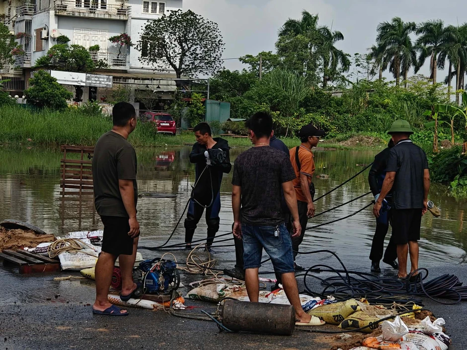 Tìm kiếm nam sinh mất tích Hà Nội sau trận mưa lớn khiến Nhiều khu vực ngập nước Tìm kiếm nam sinh mất tích Hà Nội sau trận mưa lớn khiến Nhiều khu vực ngập nước