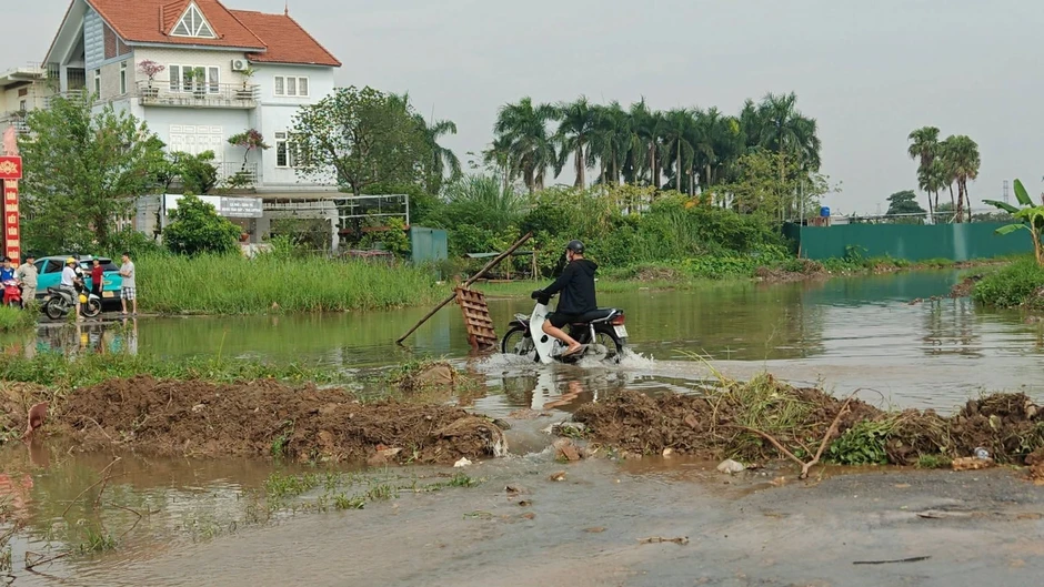 Tìm kiếm nam sinh mất tích Hà Nội sau trận mưa lớn khiến Nhiều khu vực ngập nước Tìm kiếm nam sinh mất tích Hà Nội sau trận mưa lớn khiến Nhiều khu vực ngập nước