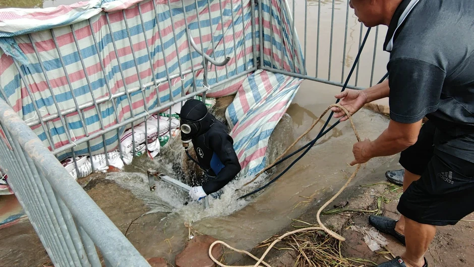 Tìm kiếm nam sinh mất tích Hà Nội sau trận mưa lớn khiến Nhiều khu vực ngập nước Tìm kiếm nam sinh mất tích Hà Nội sau trận mưa lớn khiến Nhiều khu vực ngập nước
