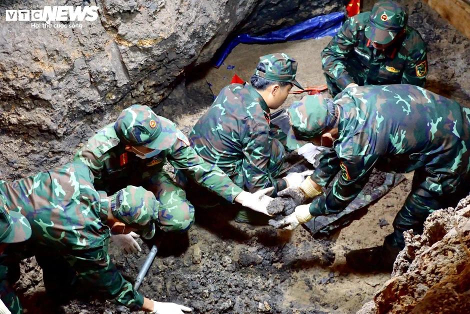 Tìm thấy 11 hài cốt liệt sĩ tại Công viên Lê Thị Riêng Tìm thấy 11 hài cốt liệt sĩ tại Công viên Lê Thị Riêng