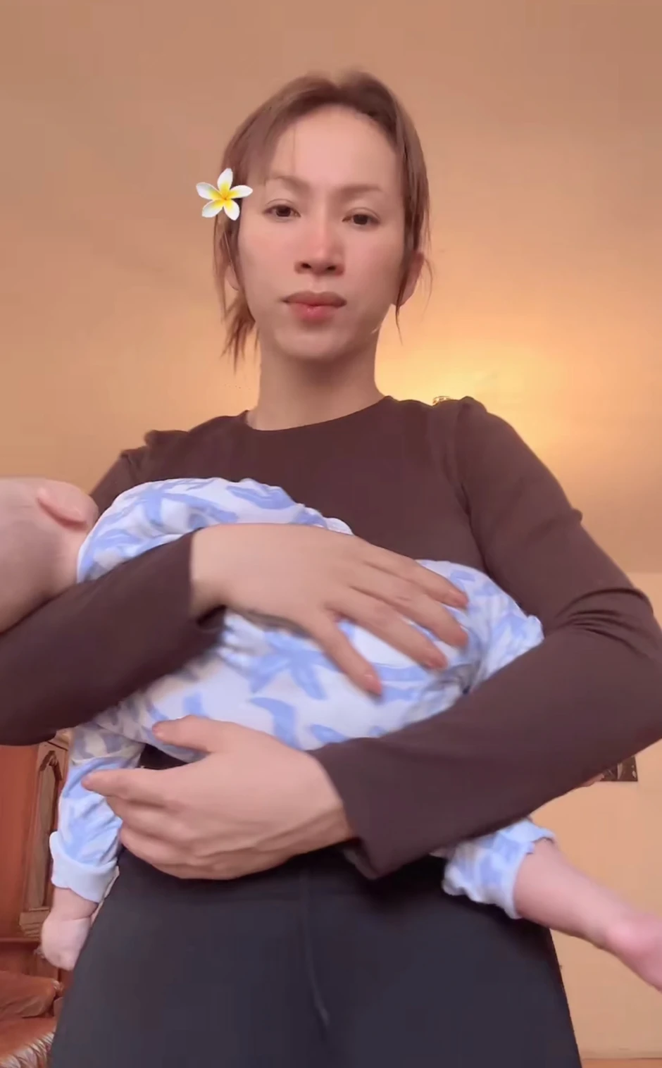 Tình cảnh nữ diễn viên có chồng đột ngột qua đời ở khách sạn: Chưa thể gặp mặt lần cuối, 1 mình chăm sóc con song sinh Tình cảnh nữ diễn viên có chồng đột ngột qua đời ở khách sạn: Chưa thể gặp mặt lần cuối, 1 mình chăm sóc con song sinh