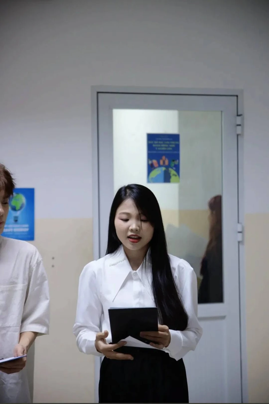 Tình hình của nữ MC quê Thanh Hoá đang dẫn thì bị banner đổ sập lên người Tình hình của nữ MC quê Thanh Hoá đang dẫn thì bị banner đổ sập lên người