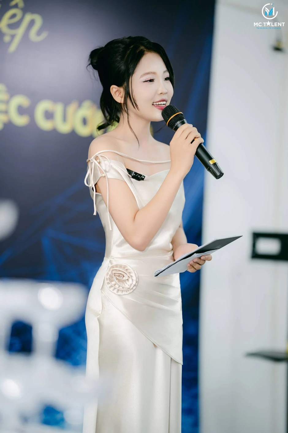 Tình hình của nữ MC quê Thanh Hoá đang dẫn thì bị banner đổ sập lên người Tình hình của nữ MC quê Thanh Hoá đang dẫn thì bị banner đổ sập lên người