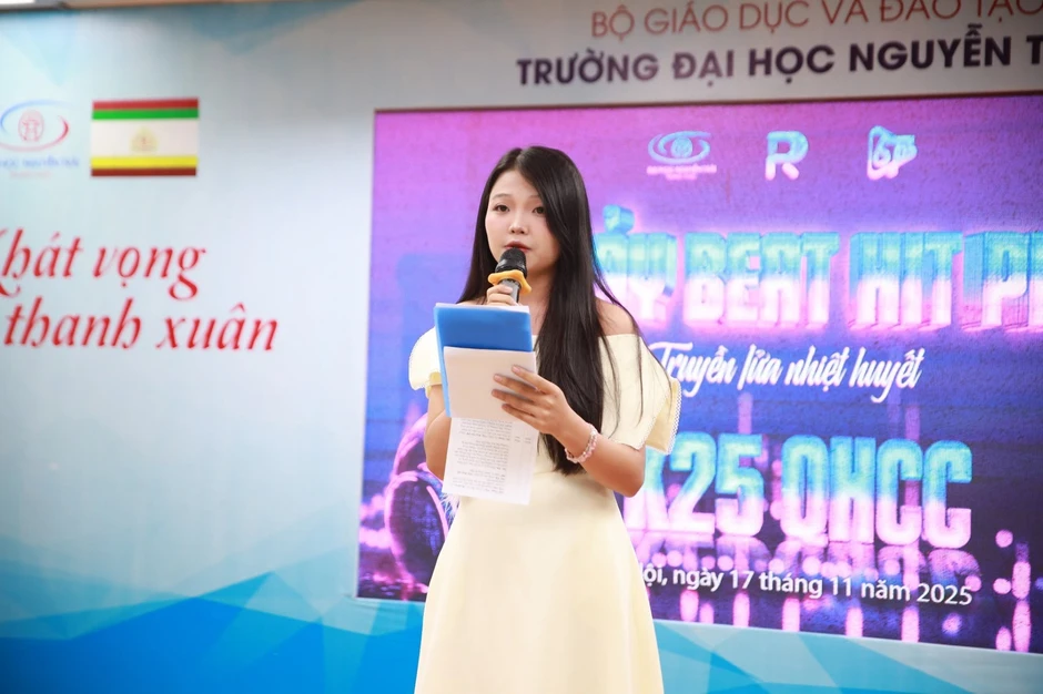 Tình hình của nữ MC quê Thanh Hoá đang dẫn thì bị banner đổ sập lên người Tình hình của nữ MC quê Thanh Hoá đang dẫn thì bị banner đổ sập lên người