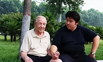 Tình thân của nam du học sinh và ông chủ trọ ngoại quốc