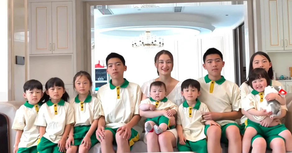 Tình trạng của bà mẹ sinh 9 con vì không muốn lãng phí gen tốt của chồng chủ tịch, mỗi lần đẻ lại có “lộc” Tình trạng của bà mẹ sinh 9 con vì không muốn lãng phí gen tốt của chồng chủ tịch, mỗi lần đẻ lại có “lộc”