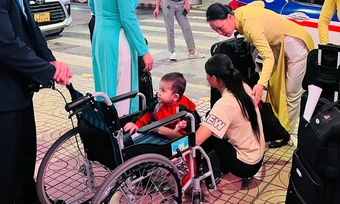 Tổ bay góp tiền đưa mẹ con người phụ nữ khiếm thị về quê