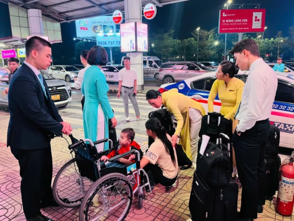 Tổ bay góp tiền đưa mẹ con người phụ nữ khiếm thị về quê Tổ bay góp tiền đưa mẹ con người phụ nữ khiếm thị về quê
