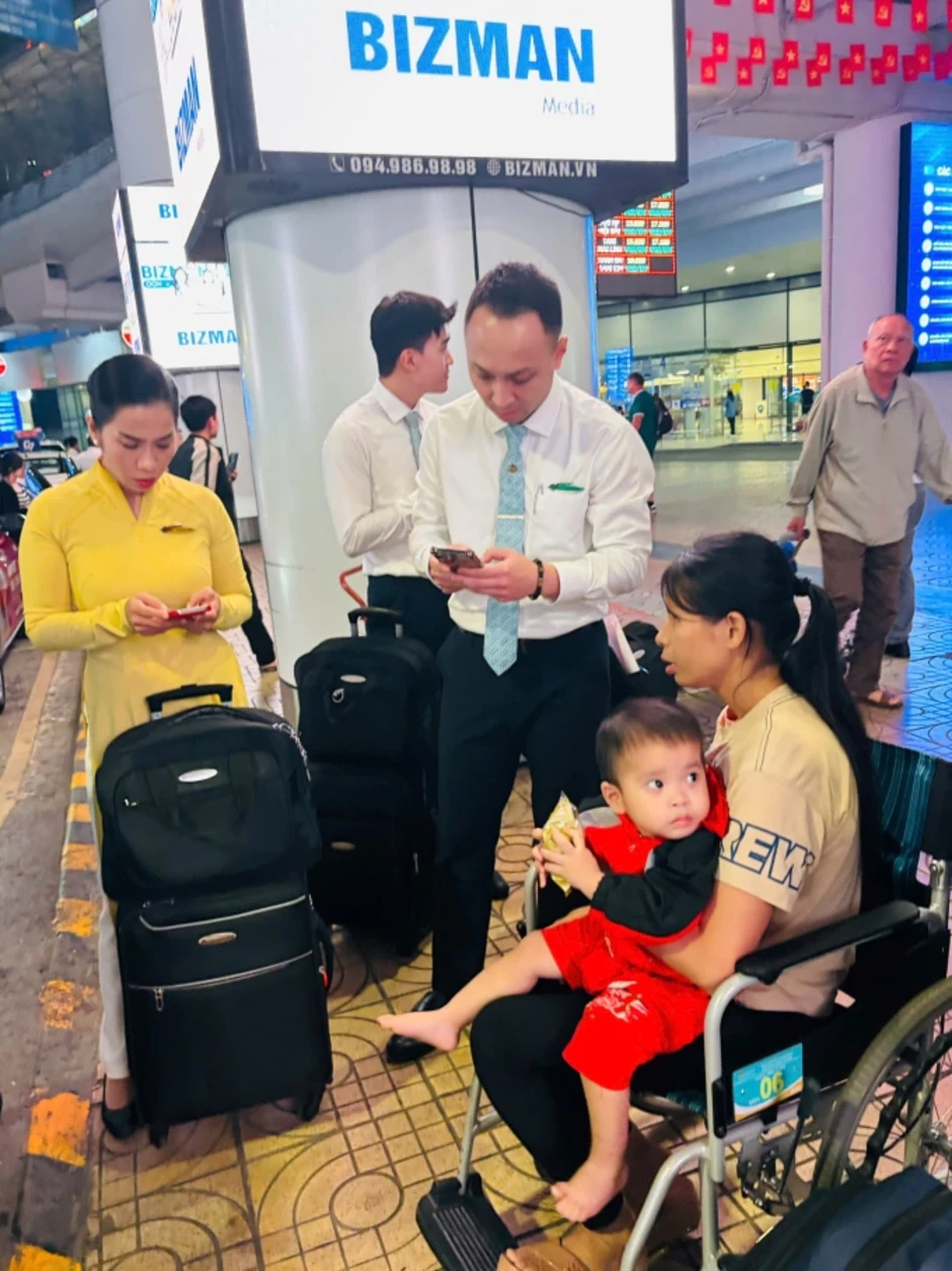 Tổ bay góp tiền đưa mẹ con người phụ nữ khiếm thị về quê Tổ bay góp tiền đưa mẹ con người phụ nữ khiếm thị về quê