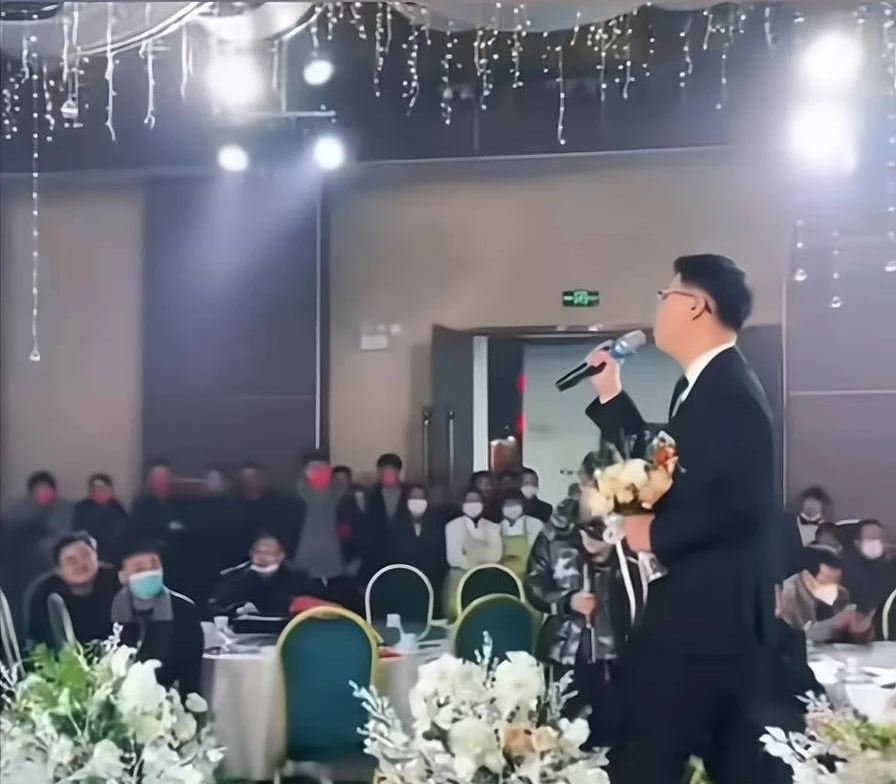 Toàn bộ mâu thuẫn khiến cô dâu cởi váy cưới, chú rể huỷ hôn trước mặt khách mời Toàn bộ mâu thuẫn khiến cô dâu cởi váy cưới, chú rể huỷ hôn trước mặt khách mời