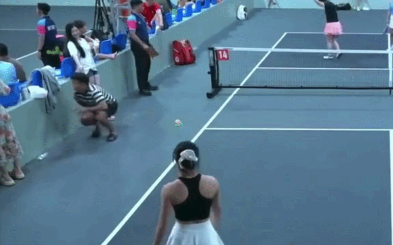 Toàn cảnh tai nạn “điếng người” trên sân pickleball: Nạn nhân quằn quại, đoạn camera hút 1,2 triệu vì xác suất xảy ra quá thấp Toàn cảnh tai nạn “điếng người” trên sân pickleball: Nạn nhân quằn quại, đoạn camera hút 1,2 triệu vì xác suất xảy ra quá thấp