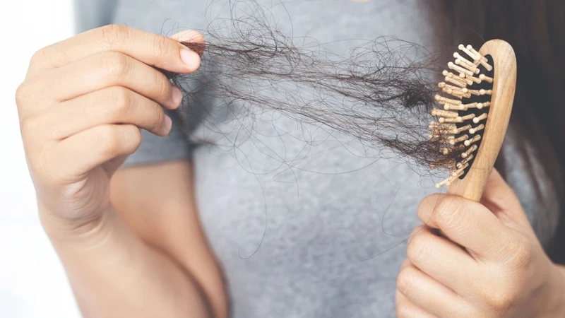 Tóc rụng nhiều mùa hè: 7 mẹo đơn giản giúp tóc chắc khỏe hơn Tóc rụng nhiều mùa hè: 7 mẹo đơn giản giúp tóc chắc khỏe hơn